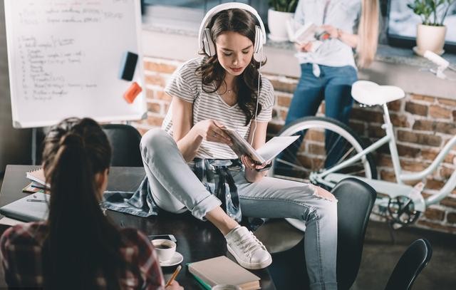 月薪5k穿AJ戴Gucci而月薪20k却全身国货，这是信用消费惹的祸吗？